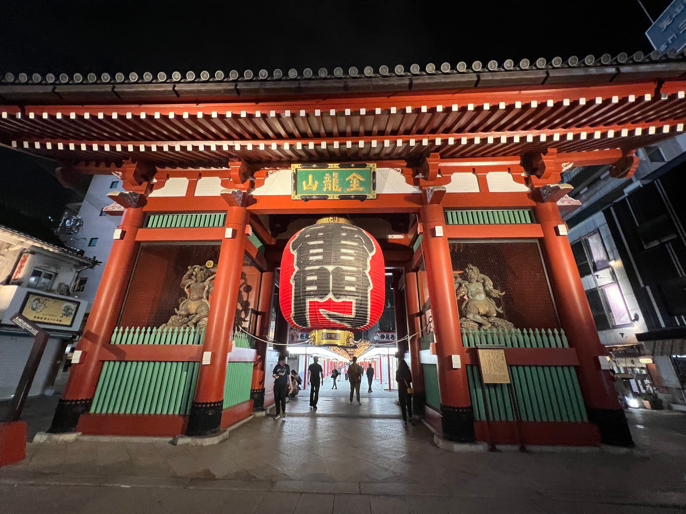 Kaminarimon after dark.